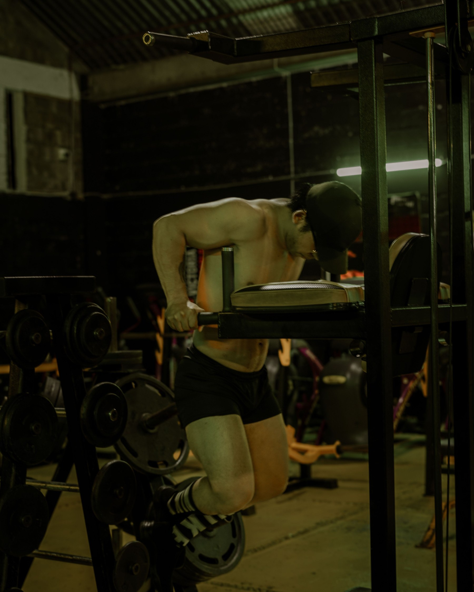 Hombre entrenando en una sala en penumbra